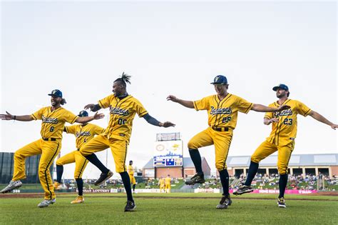 Bananas baseball team - Jul 21, 2023 · From the start, the Savannah Bananas were not your ordinary collegiate summer baseball team. Whether it was their eccentric branding, humorous in-game gimmicks or gregarious, yellow-tuxedo-wearing ...